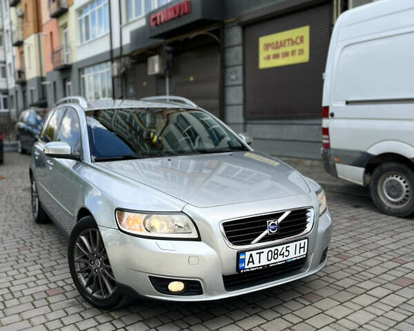 Серый Вольво В50, объемом двигателя 1.98 л и пробегом 216 тыс. км за 6400 $, фото 1 на Automoto.ua