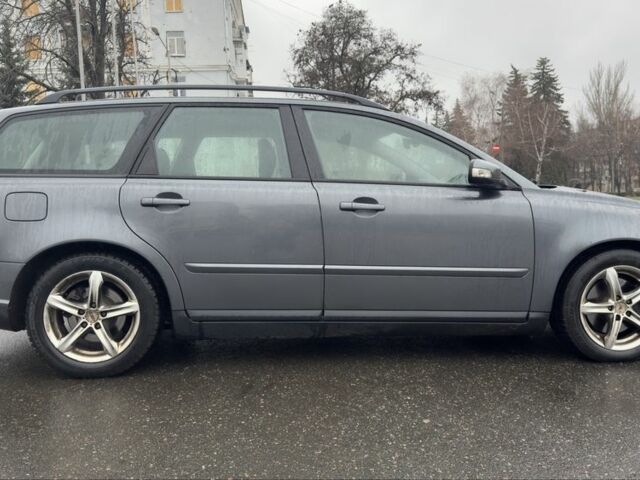 Серый Вольво В50, объемом двигателя 0 л и пробегом 300 тыс. км за 3087 $, фото 1 на Automoto.ua