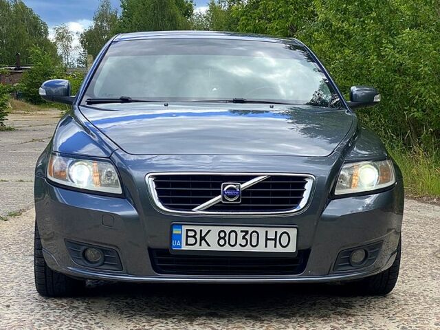 Сірий Вольво V50, об'ємом двигуна 2.4 л та пробігом 240 тис. км за 7100 $, фото 1 на Automoto.ua