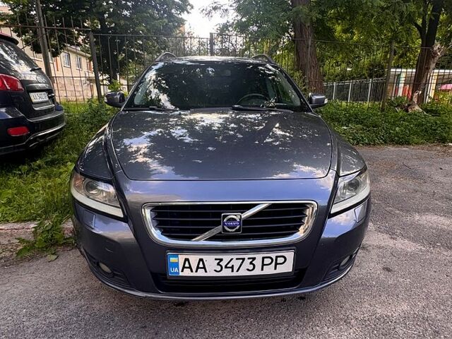 Сірий Вольво V50, об'ємом двигуна 2.4 л та пробігом 331 тис. км за 8000 $, фото 1 на Automoto.ua