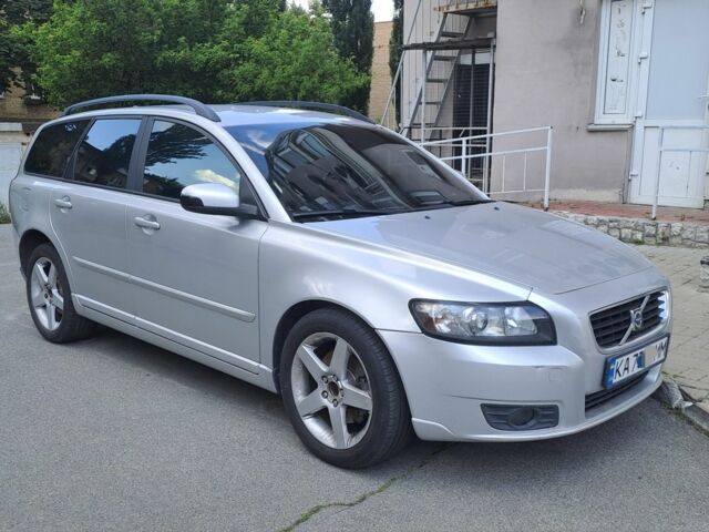 Сірий Вольво V50, об'ємом двигуна 2 л та пробігом 272 тис. км за 4400 $, фото 1 на Automoto.ua