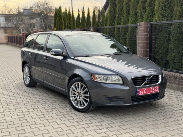 Серый Вольво В50, объемом двигателя 1.6 л и пробегом 225 тыс. км за 5950 $, фото 1 на Automoto.ua