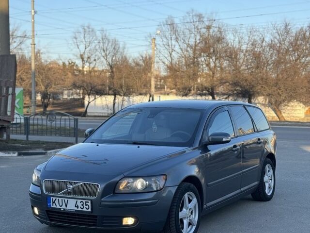 Серый Вольво В50, объемом двигателя 2 л и пробегом 299 тыс. км за 2950 $, фото 1 на Automoto.ua