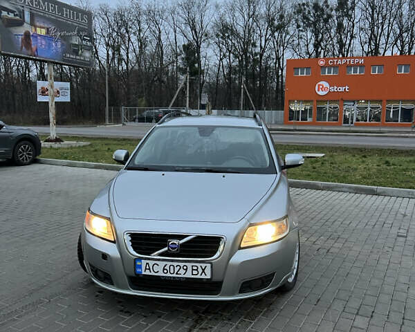 Сірий Вольво V50, об'ємом двигуна 2 л та пробігом 299 тис. км за 6100 $, фото 1 на Automoto.ua