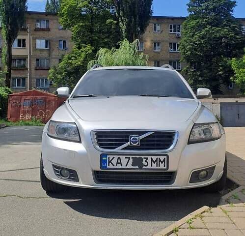 Серый Вольво В50, объемом двигателя 2 л и пробегом 269 тыс. км за 4100 $, фото 1 на Automoto.ua