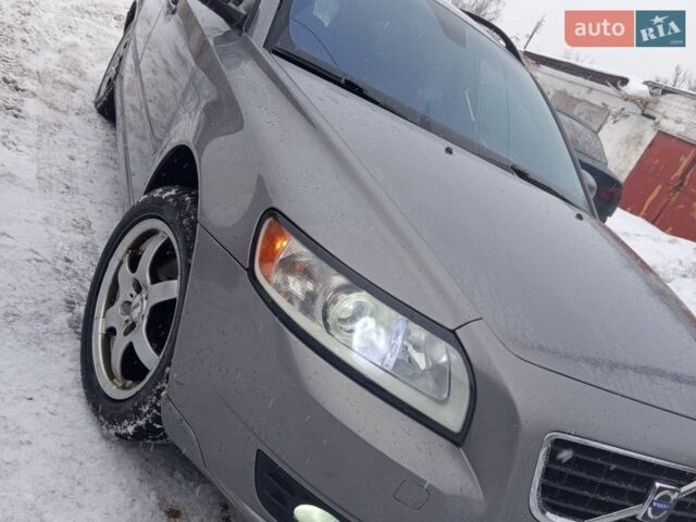 Серый Вольво В50, объемом двигателя 1.6 л и пробегом 350 тыс. км за 6600 $, фото 1 на Automoto.ua