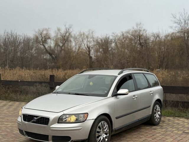Серый Вольво В50, объемом двигателя 2 л и пробегом 190 тыс. км за 3250 $, фото 1 на Automoto.ua