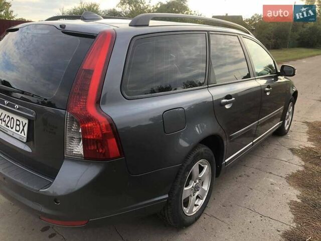 Серый Вольво В50, объемом двигателя 1.6 л и пробегом 260 тыс. км за 7000 $, фото 1 на Automoto.ua