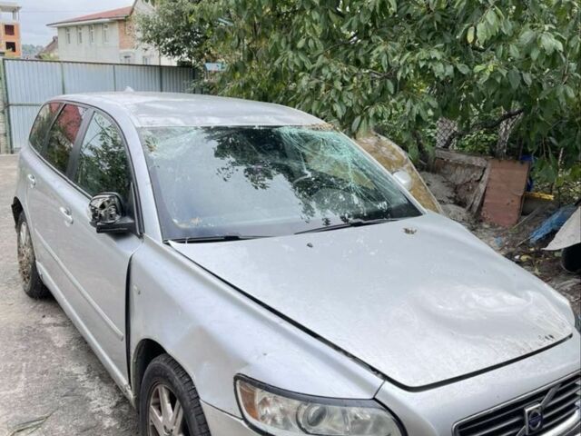 Серый Вольво В50, объемом двигателя 1.6 л и пробегом 328 тыс. км за 4500 $, фото 1 на Automoto.ua