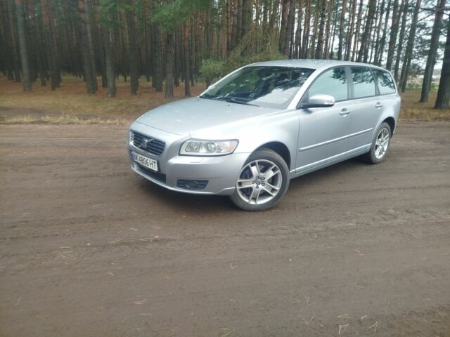 Серый Вольво В50, объемом двигателя 2.4 л и пробегом 277 тыс. км за 7300 $, фото 1 на Automoto.ua