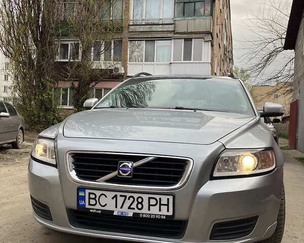 Серый Вольво В50, объемом двигателя 1.6 л и пробегом 243 тыс. км за 6500 $, фото 1 на Automoto.ua