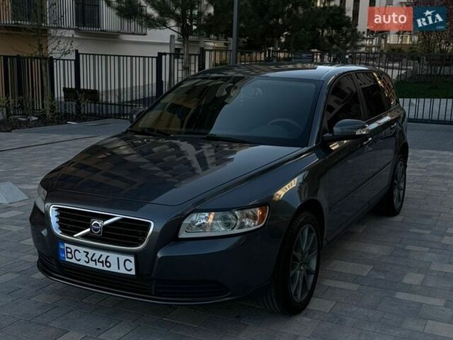 Серый Вольво В50, объемом двигателя 1.6 л и пробегом 299 тыс. км за 6900 $, фото 1 на Automoto.ua