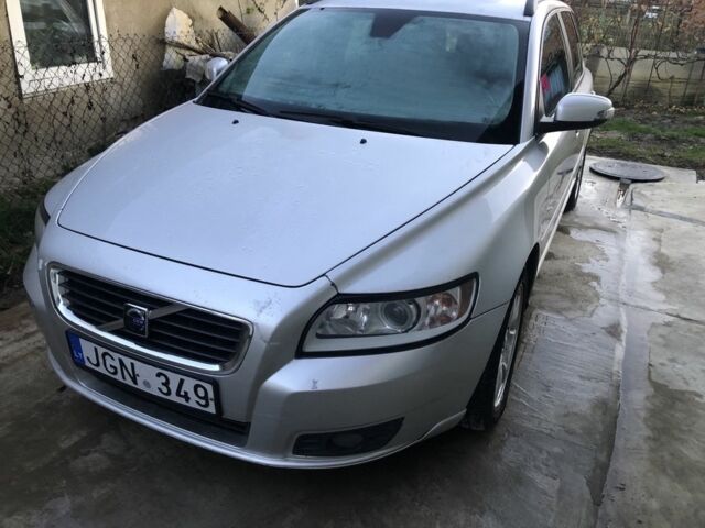 Серый Вольво В50, объемом двигателя 2 л и пробегом 301 тыс. км за 5674 $, фото 1 на Automoto.ua