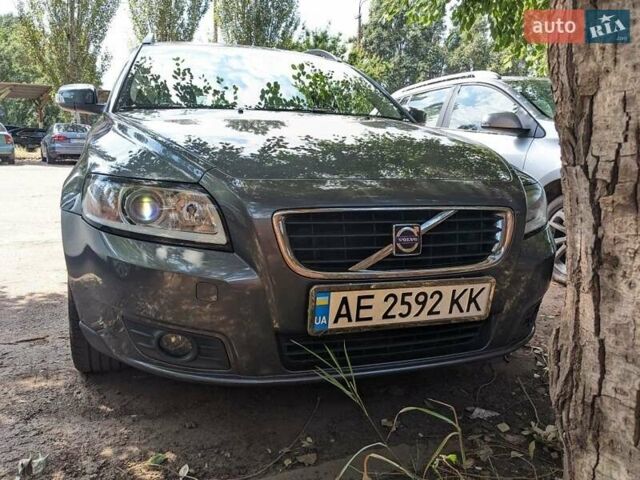 Серый Вольво В50, объемом двигателя 1.8 л и пробегом 246 тыс. км за 8500 $, фото 1 на Automoto.ua