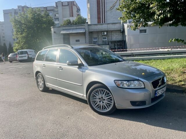 Серый Вольво В50, объемом двигателя 2 л и пробегом 319 тыс. км за 7500 $, фото 1 на Automoto.ua