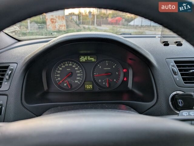 Серый Вольво В50, объемом двигателя 2 л и пробегом 316 тыс. км за 5000 $, фото 1 на Automoto.ua