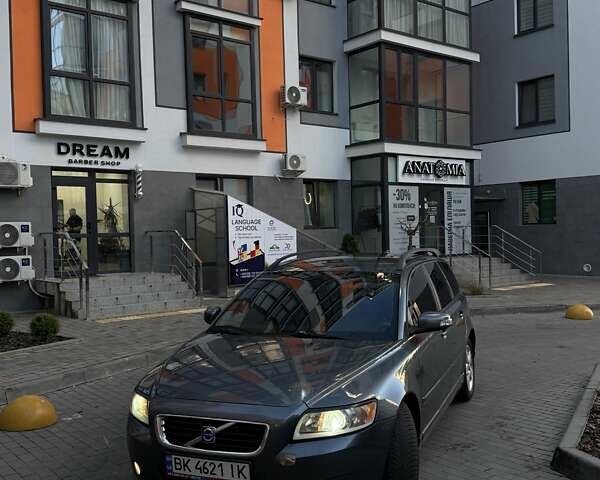 Сірий Вольво V50, об'ємом двигуна 2 л та пробігом 255 тис. км за 7400 $, фото 1 на Automoto.ua