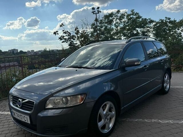 Сірий Вольво V50, об'ємом двигуна 2 л та пробігом 324 тис. км за 6200 $, фото 1 на Automoto.ua