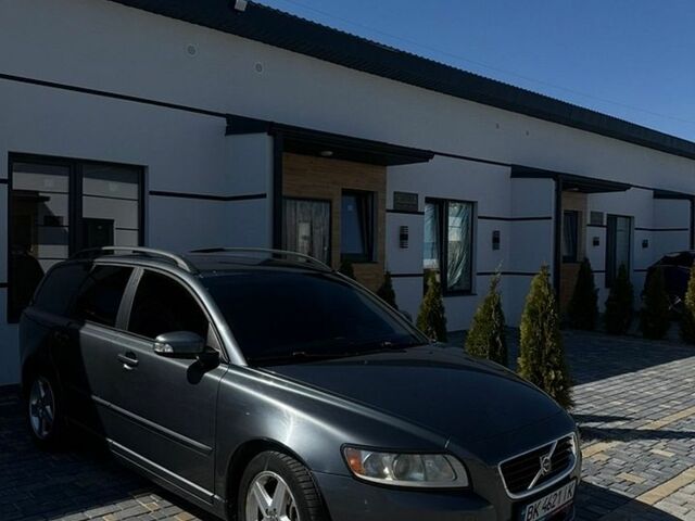 Серый Вольво В50, объемом двигателя 2 л и пробегом 267 тыс. км за 6750 $, фото 1 на Automoto.ua