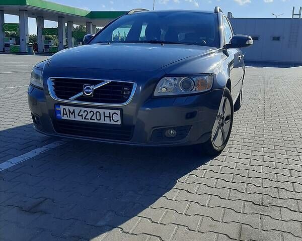 Серый Вольво В50, объемом двигателя 1.8 л и пробегом 267 тыс. км за 6300 $, фото 1 на Automoto.ua