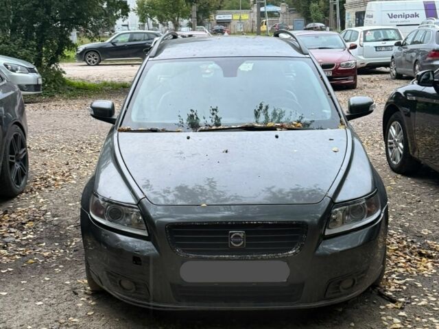 Серый Вольво В50, объемом двигателя 2 л и пробегом 306 тыс. км за 2509 $, фото 1 на Automoto.ua