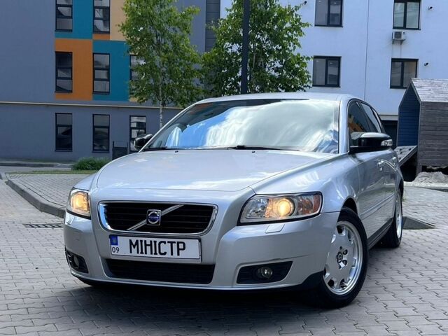 Сірий Вольво V50, об'ємом двигуна 1.6 л та пробігом 217 тис. км за 6490 $, фото 1 на Automoto.ua