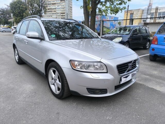 Сірий Вольво V50, об'ємом двигуна 2 л та пробігом 350 тис. км за 2849 $, фото 1 на Automoto.ua