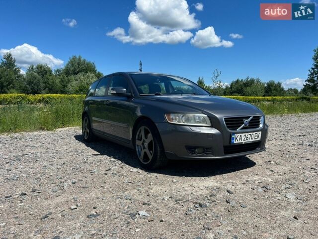 Серый Вольво В50, объемом двигателя 1.6 л и пробегом 400 тыс. км за 6000 $, фото 1 на Automoto.ua