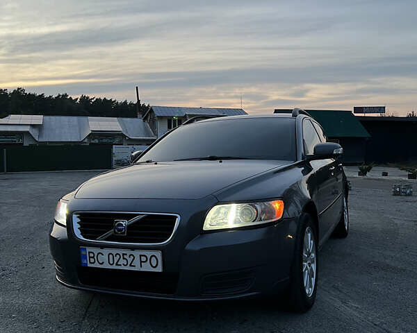 Серый Вольво В50, объемом двигателя 1.6 л и пробегом 284 тыс. км за 5750 $, фото 1 на Automoto.ua