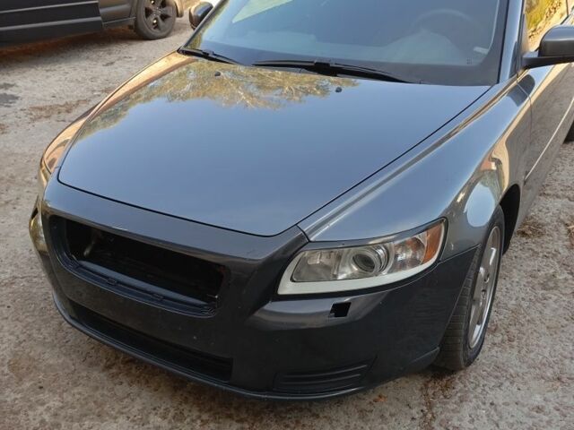 Серый Вольво В50, объемом двигателя 2 л и пробегом 400 тыс. км за 5000 $, фото 1 на Automoto.ua