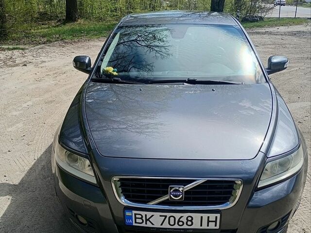 Сірий Вольво V50, об'ємом двигуна 2 л та пробігом 328 тис. км за 6800 $, фото 1 на Automoto.ua