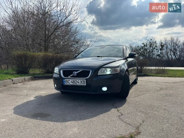 Серый Вольво В50, объемом двигателя 2 л и пробегом 239 тыс. км за 8250 $, фото 1 на Automoto.ua