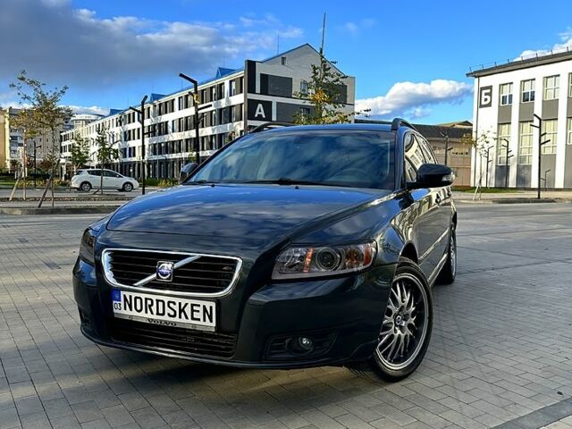 Серый Вольво В50, объемом двигателя 1.6 л и пробегом 268 тыс. км за 7500 $, фото 1 на Automoto.ua