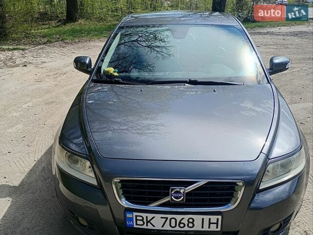 Серый Вольво В50, объемом двигателя 2 л и пробегом 328 тыс. км за 7000 $, фото 1 на Automoto.ua