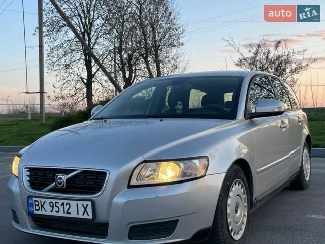 Серый Вольво В50, объемом двигателя 1.6 л и пробегом 222 тыс. км за 4499 $, фото 1 на Automoto.ua