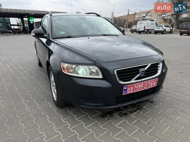 Серый Вольво В50, объемом двигателя 2 л и пробегом 267 тыс. км за 7700 $, фото 1 на Automoto.ua