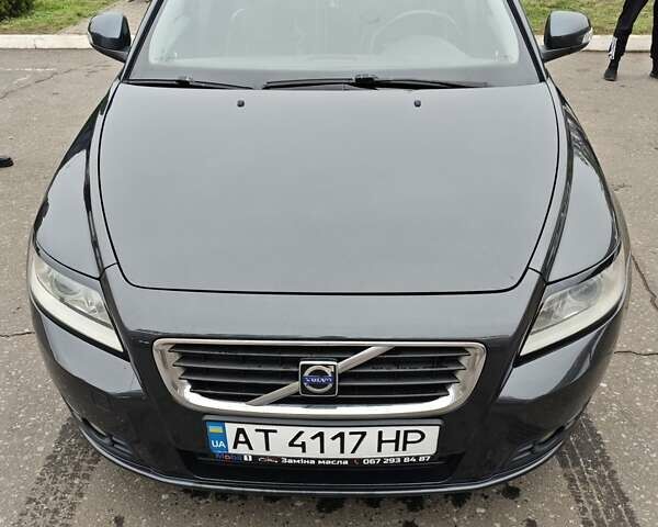 Серый Вольво В50, объемом двигателя 1.6 л и пробегом 265 тыс. км за 9999 $, фото 1 на Automoto.ua