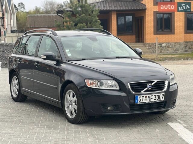 Серый Вольво В50, объемом двигателя 1.6 л и пробегом 210 тыс. км за 8100 $, фото 1 на Automoto.ua