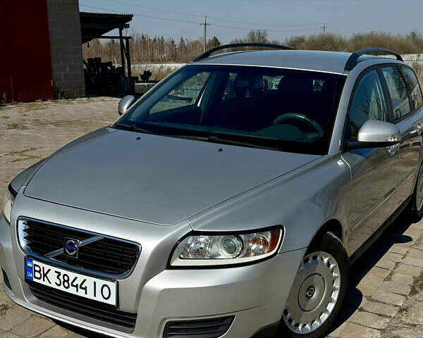 Серый Вольво В50, объемом двигателя 1.6 л и пробегом 225 тыс. км за 7500 $, фото 1 на Automoto.ua
