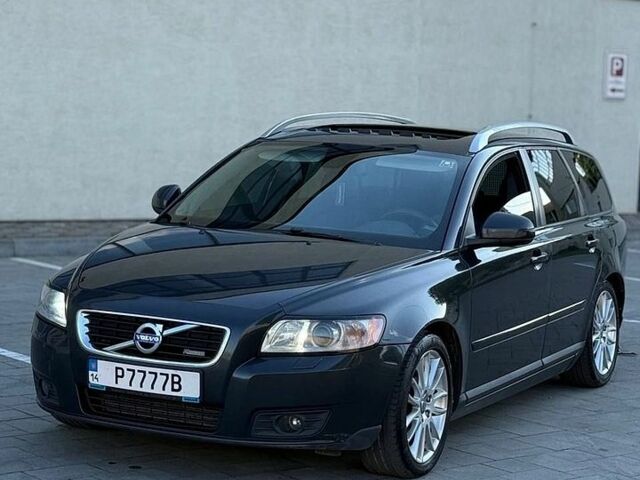 Серый Вольво В50, объемом двигателя 1.6 л и пробегом 277 тыс. км за 7000 $, фото 1 на Automoto.ua