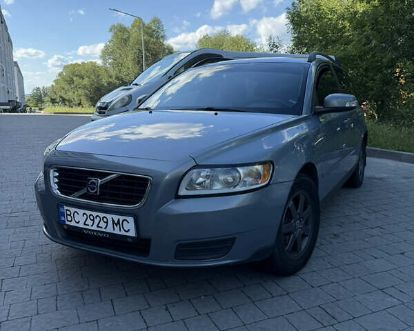 Серый Вольво В50, объемом двигателя 1.6 л и пробегом 260 тыс. км за 5500 $, фото 1 на Automoto.ua