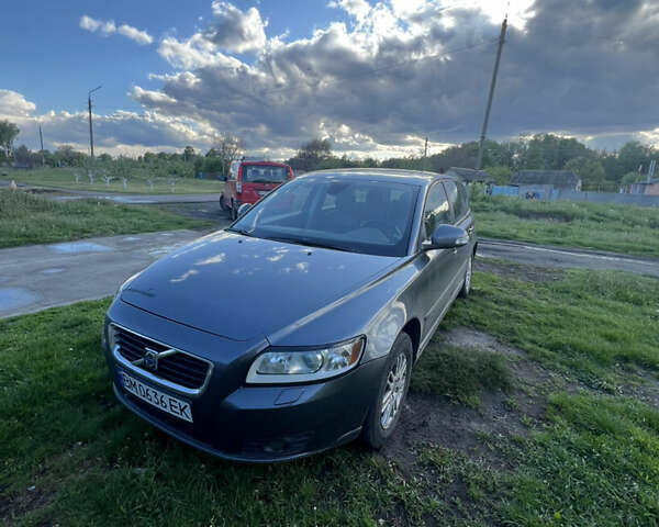 Серый Вольво В50, объемом двигателя 1.56 л и пробегом 266 тыс. км за 8000 $, фото 1 на Automoto.ua