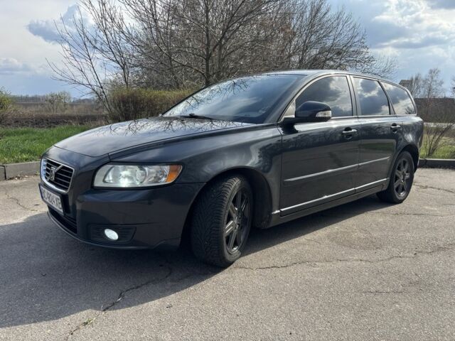 Серый Вольво В50, объемом двигателя 2 л и пробегом 239 тыс. км за 8200 $, фото 1 на Automoto.ua