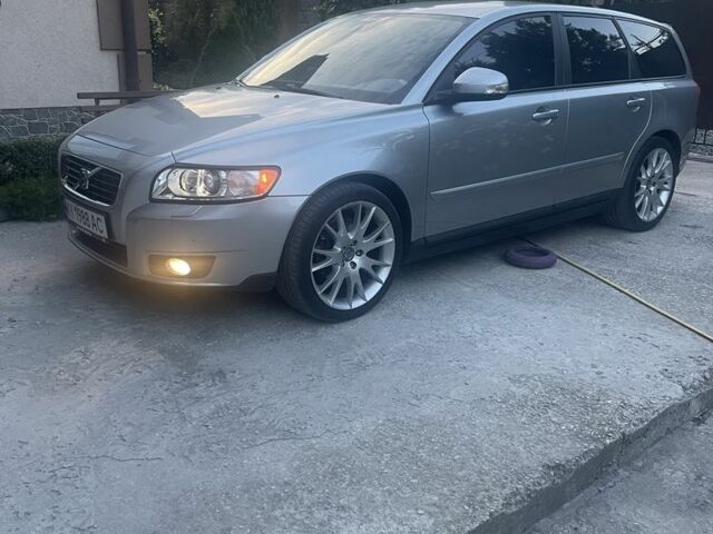 Серый Вольво В50, объемом двигателя 1.6 л и пробегом 245 тыс. км за 7500 $, фото 1 на Automoto.ua