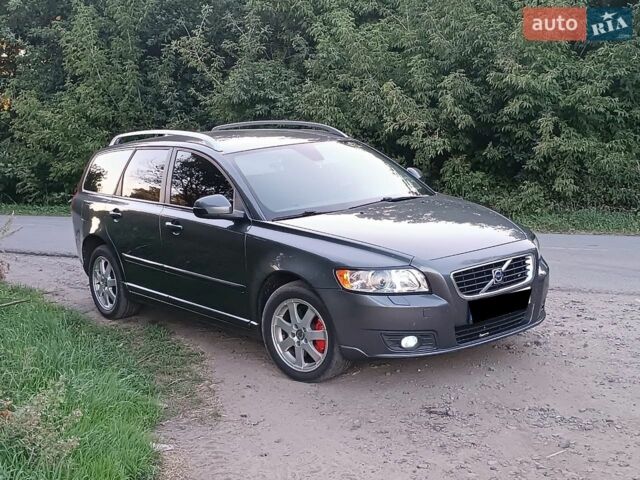 Серый Вольво В50, объемом двигателя 2 л и пробегом 245 тыс. км за 7100 $, фото 1 на Automoto.ua