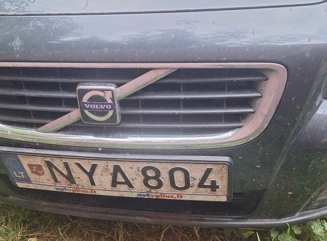 Серый Вольво В50, объемом двигателя 2 л и пробегом 300 тыс. км за 4200 $, фото 1 на Automoto.ua