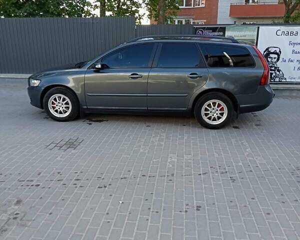Серый Вольво В50, объемом двигателя 1.56 л и пробегом 220 тыс. км за 7300 $, фото 1 на Automoto.ua
