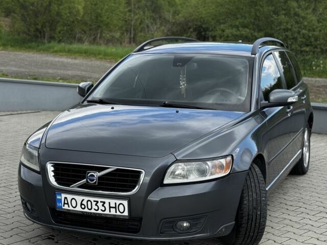 Серый Вольво В50, объемом двигателя 2 л и пробегом 400 тыс. км за 5500 $, фото 1 на Automoto.ua