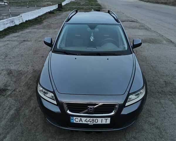 Серый Вольво В50, объемом двигателя 1.6 л и пробегом 305 тыс. км за 7500 $, фото 1 на Automoto.ua