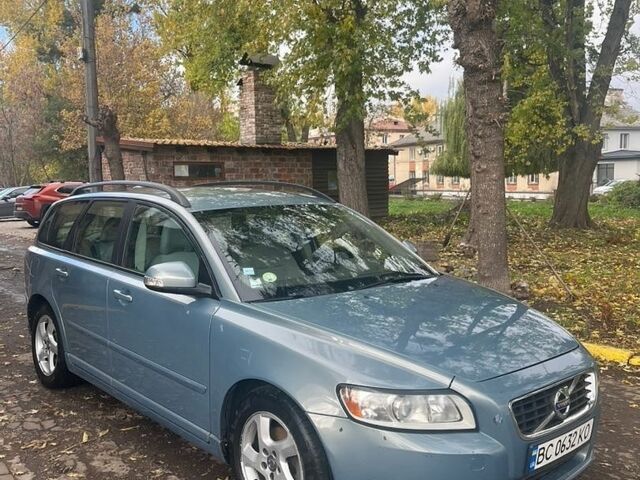 Серый Вольво В50, объемом двигателя 1.56 л и пробегом 250 тыс. км за 5800 $, фото 1 на Automoto.ua